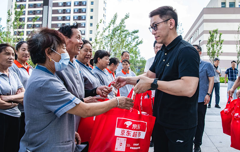 城發(fā)公司開(kāi)展高溫慰問(wèn)活動(dòng)